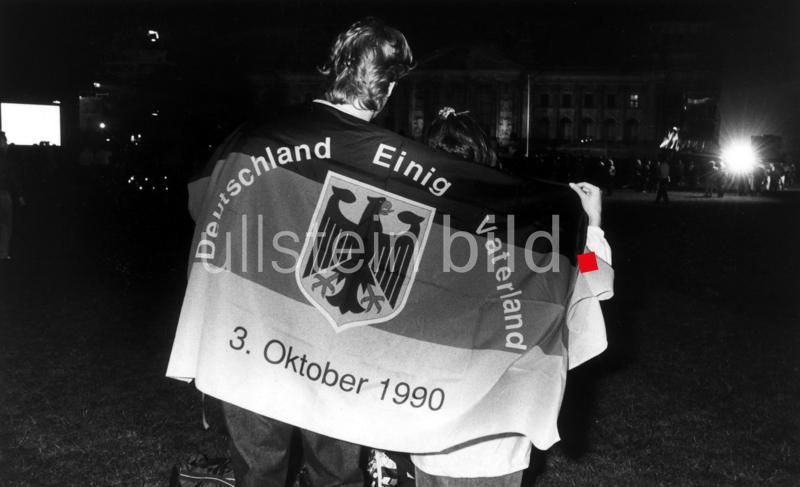 Vereinigung BRD/DDR: Paar vor dem Reichstag in Berlin