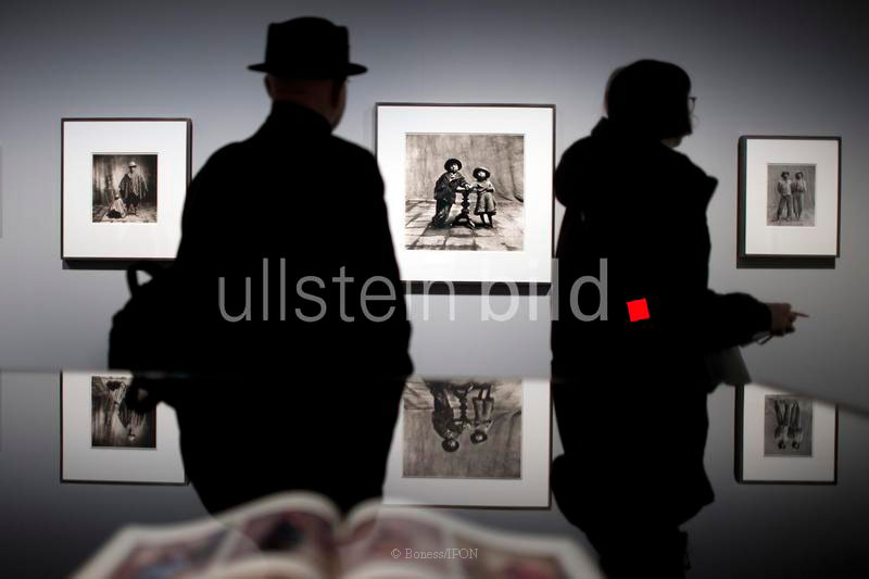 Phantasie und Vorstellungskraft wird dann vollständig, wenn Bilder, Gefühle und Sinne einbezogen sind. Irving Penn, Retrospektive Berlin 2018. Besucher vor dem Foto Cuzco Children von 1948 in der Ausstellung Irving Penn Centennial Der Jahrhundertfotograf mit Fotos von Irving Penn, amerikanischer Fotograf 1917?2009, bei der Ausstellungseroeffnung der Retrospektive und Ausstellung Retrospective im Museum fuer Fotografie C/O-Galerie in Berlin. Die Ausstellung mit rund 240 Exponaten wurde vom Metropolitan Museum of Art in Zusammenarbeit mit der Irving Penn Foundation kuratiert und laeuft vom 24.03. bis 01.07.2018.