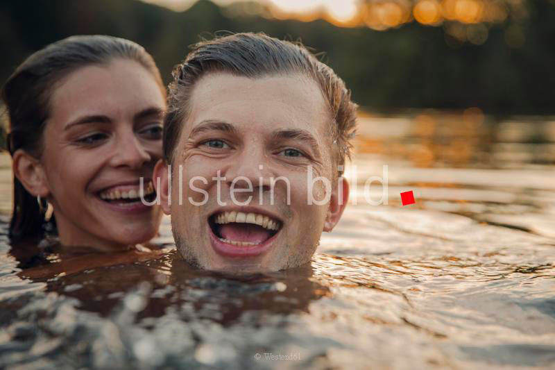 Ein Lachen ist wie warmer Regen im Sommer.