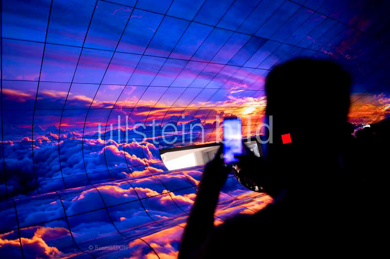 Auch durch ein Nadelöhr kann man den Himmel sehen. LG Oled Screen Installation, IFA 2019