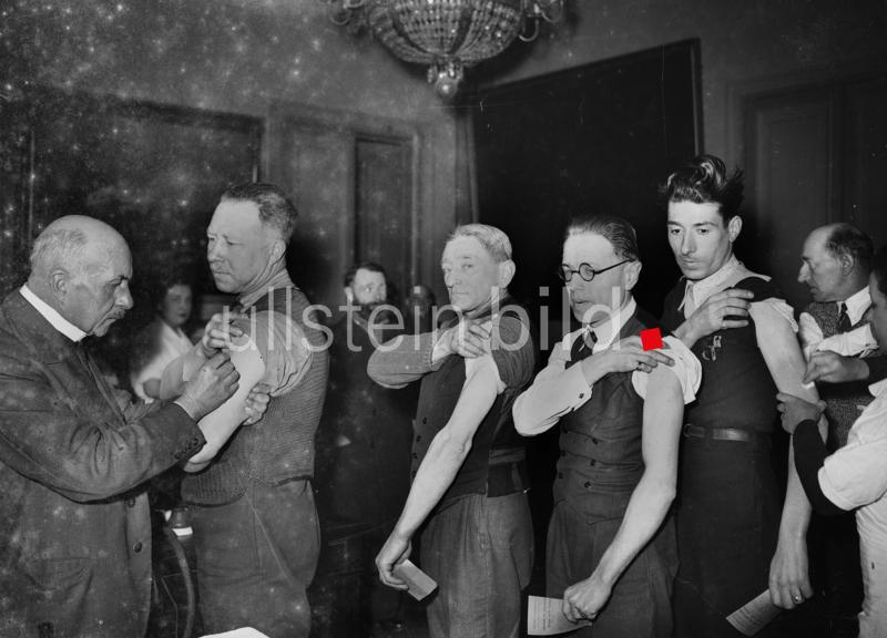 Impfung gegen Pocken in Paris, 1942