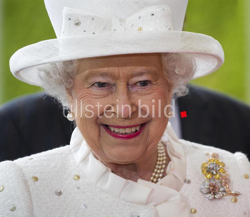Bundeskanzlerin Merkel begrüßt Ihre Majestät Elizabeth II. und Prinz Philip in Berlin