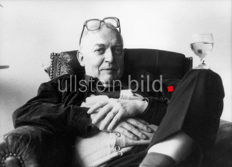 Friedrich Dürrenmatt mit Glas auf dem Knie