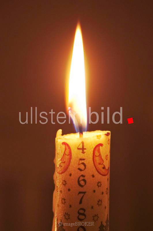 Brennende Kerze Adventskalender Weihnachten