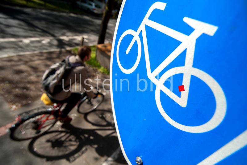 Hannover, Deutschland, Detailaufnahme vom Zeichen 241 Ð Getrennter Rad- und Fussweg