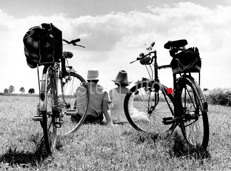 Paar bei der Rast auf einem Ausflug mit dem Fahrrad, 50er Jahre